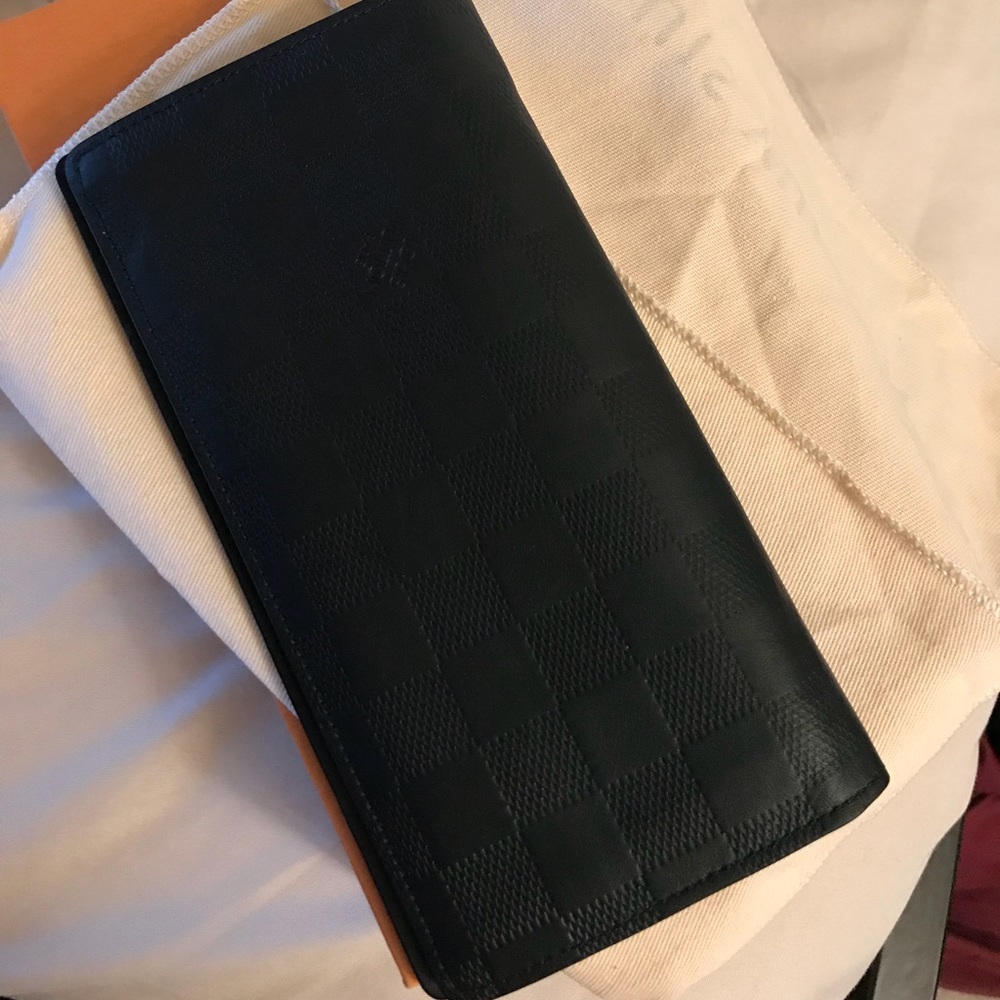 *Authentic* Louis Vuitton Brazza Wallet in Black!!